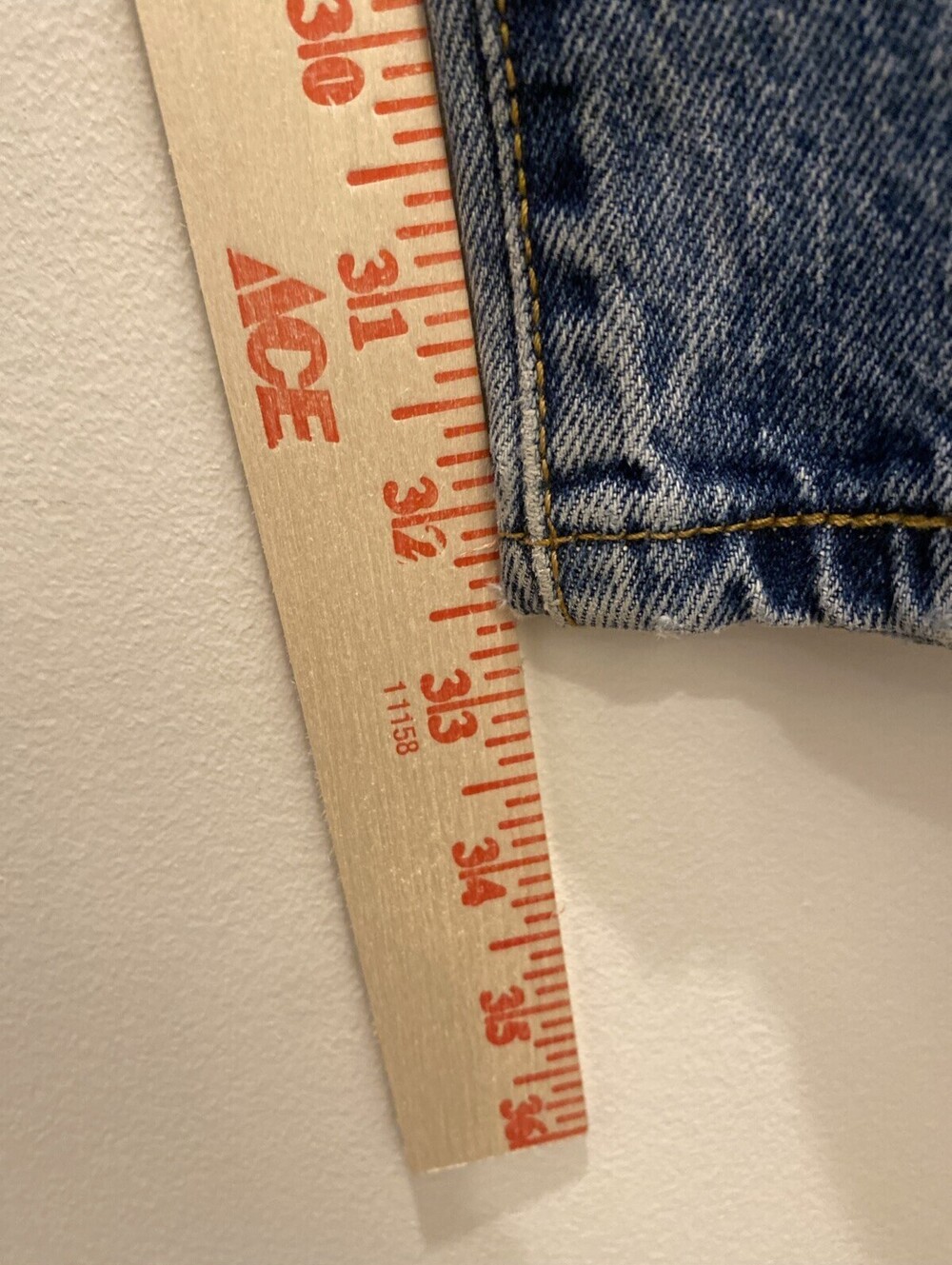 Levis 501 Original Straight‎ Leg Button Fly Jeans Medium Wash Blue Mens 33x34 - Picture 6 of 9